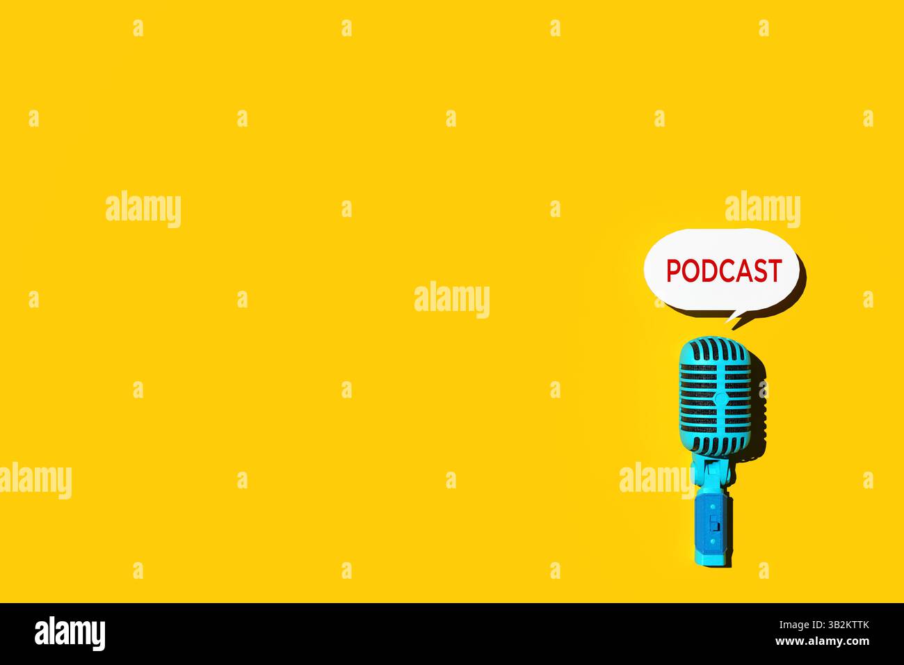 Blaues Mikrofon mit einer Sprechblase, auf der Podcast steht, auf gelbem Hintergrund, das Audioaufnahmen und -Übertragungen darstellt. 3D-Rendering. Stockfoto