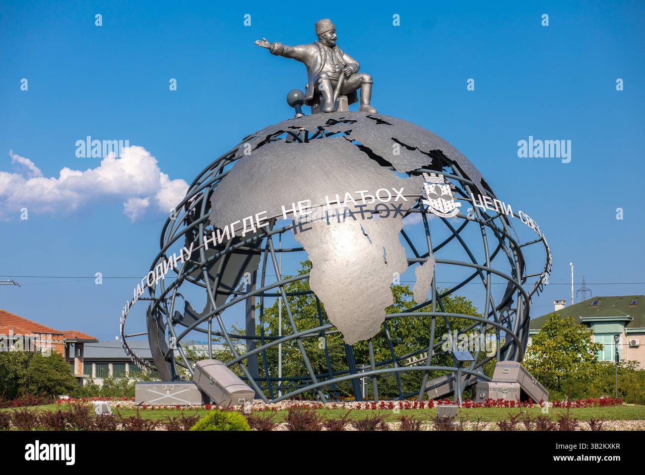 Jagodina, Serbien - 29. Juli 2022: 3D Globe am Eingang der Stadt Jagodina. Jovanca Micic, Weltreisender-Sitz auf der ganzen Welt Stockfoto