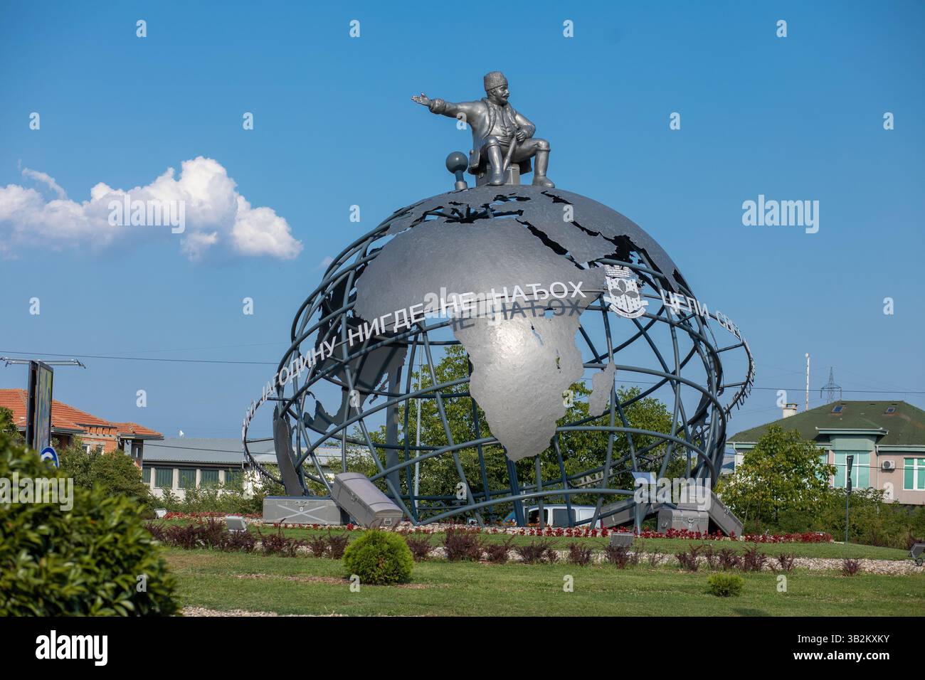 Jagodina, Serbien - 29. Juli 2022: 3D Globe am Eingang der Stadt Jagodina. Jovanca Micic, Weltreisender-Sitz auf der ganzen Welt Stockfoto
