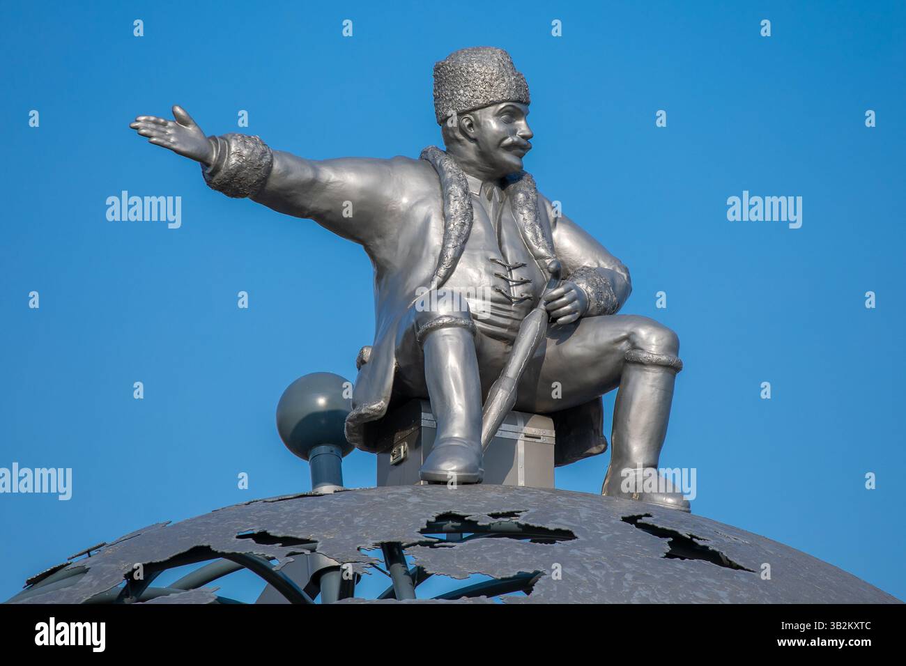 Jagodina, Serbien - 29. Juli 2022: 3D Globe am Eingang der Stadt Jagodina. Jovanca Micic, Weltreisender-Sitz auf der ganzen Welt Stockfoto