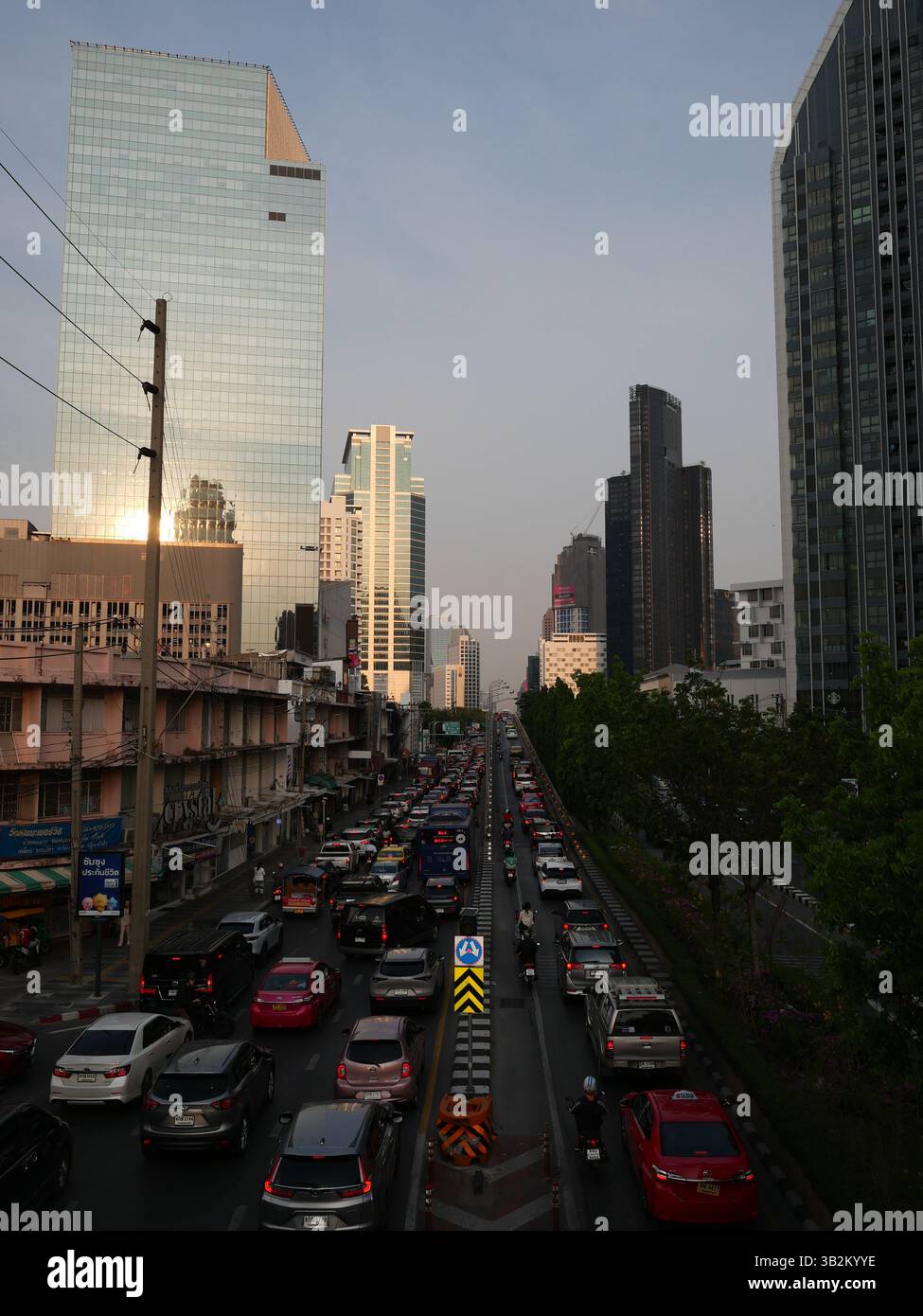 Abendliche Staus auf der Rama IV Road, Bangkok, Thailand - 25. April 2025. Staus sind freitags tendenziell schwerer als sonst Stockfoto