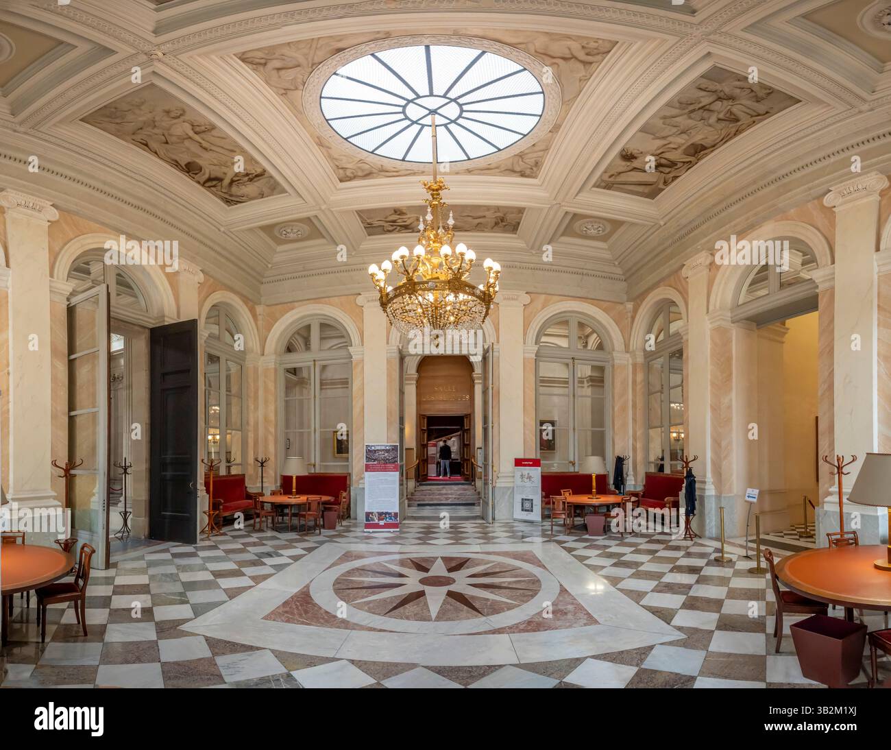Paris, Frankreich - 24.04.2025: Panoramablick auf den Pujol-Salon in der Nationalversammlung Stockfoto
