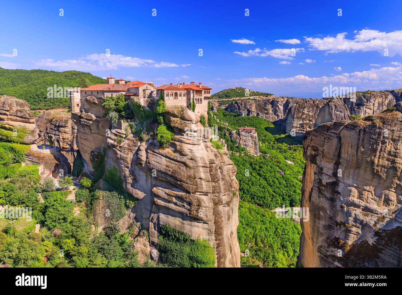 Meteora, Griechenland. Sandsteinfelsen und Kloster Varlaam bei Sonnenaufgang. Stockfoto