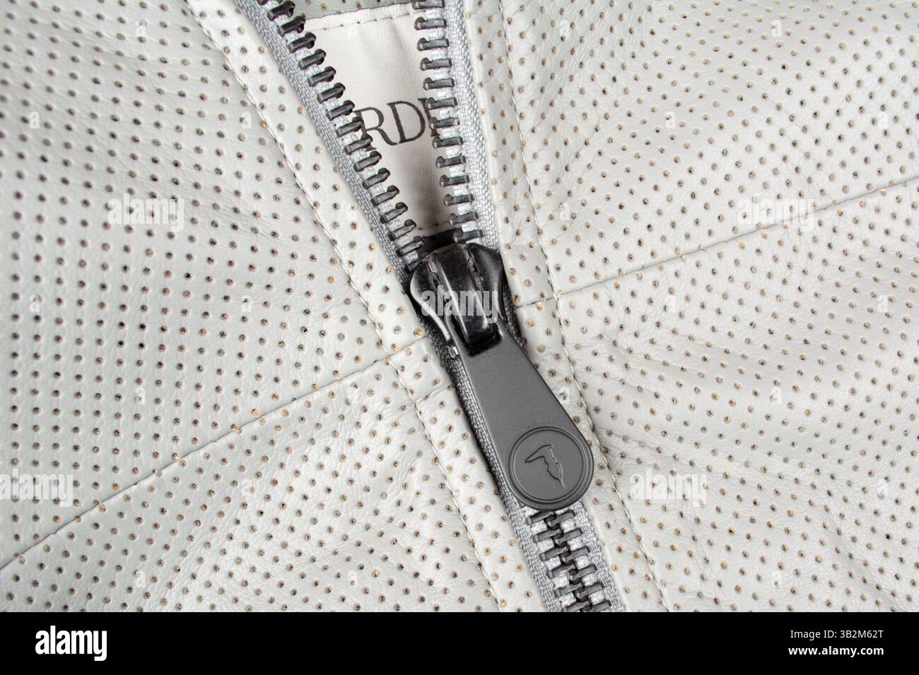 Limassol, Zypern, 22. Januar 2025: Nahaufnahme des Trussardi-Logos. Trussardi-Logo auf der Lederjacke. Trussardi-Logo auf dem Bekleidungsetikett. Stockfoto