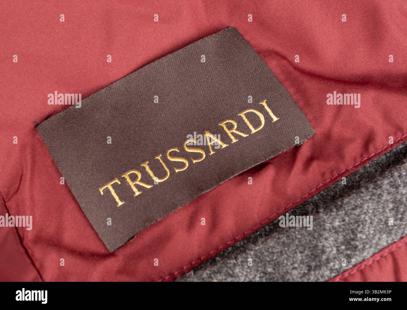 Limassol, Zypern, 22. Januar 2025: Nahaufnahme des Trussardi-Logos. Trussardi-Logo auf der Lederjacke. Trussardi-Logo auf dem Bekleidungsetikett. Stockfoto