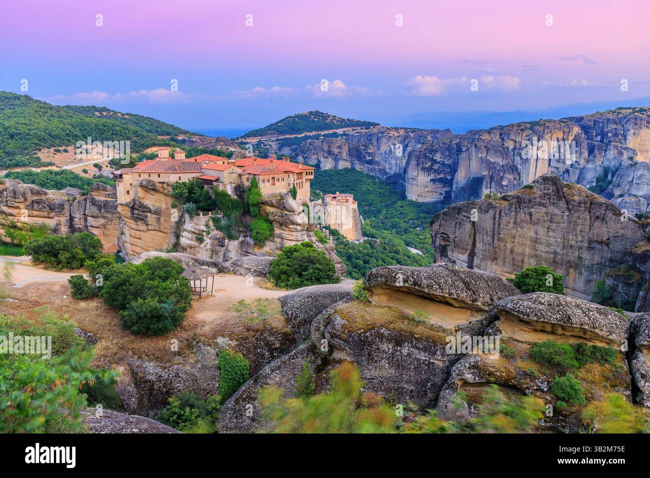 Meteora, Griechenland. Sandsteinfelsen und Kloster Varlaam bei Sonnenaufgang. Stockfoto