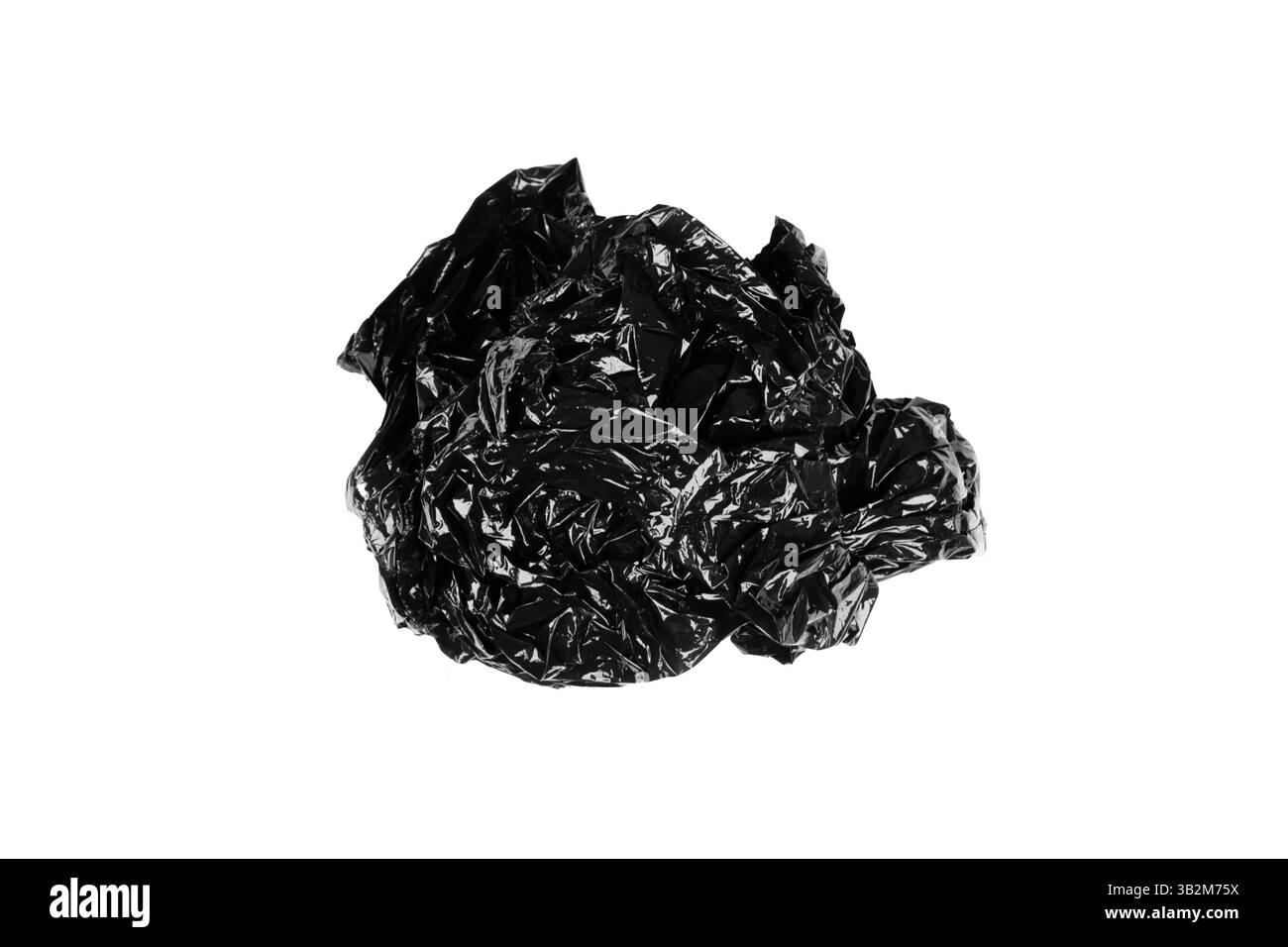Leere schwarze, zerknitterte Kunststofffolie, isoliert auf weißem Hintergrund. Die Textur zerknitterter Kunststofffolie. Verpackung zerknittertes Polyethylen Stockfoto