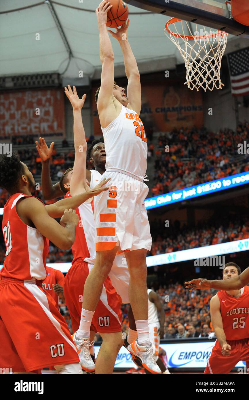 19. Dezember 2015: Syracuse Stürmer Tyler Lydon (20) geht in die erste Spielhälfte, als Syracuse Cornell 67-46 im Carrier Dome in Syracuse, NY, besiegte. Foto von Alan Schwartz/Cal Sport Media (Kreditbild: © Alan Schwartz/CSM via ZUMA Wire) Stockfoto