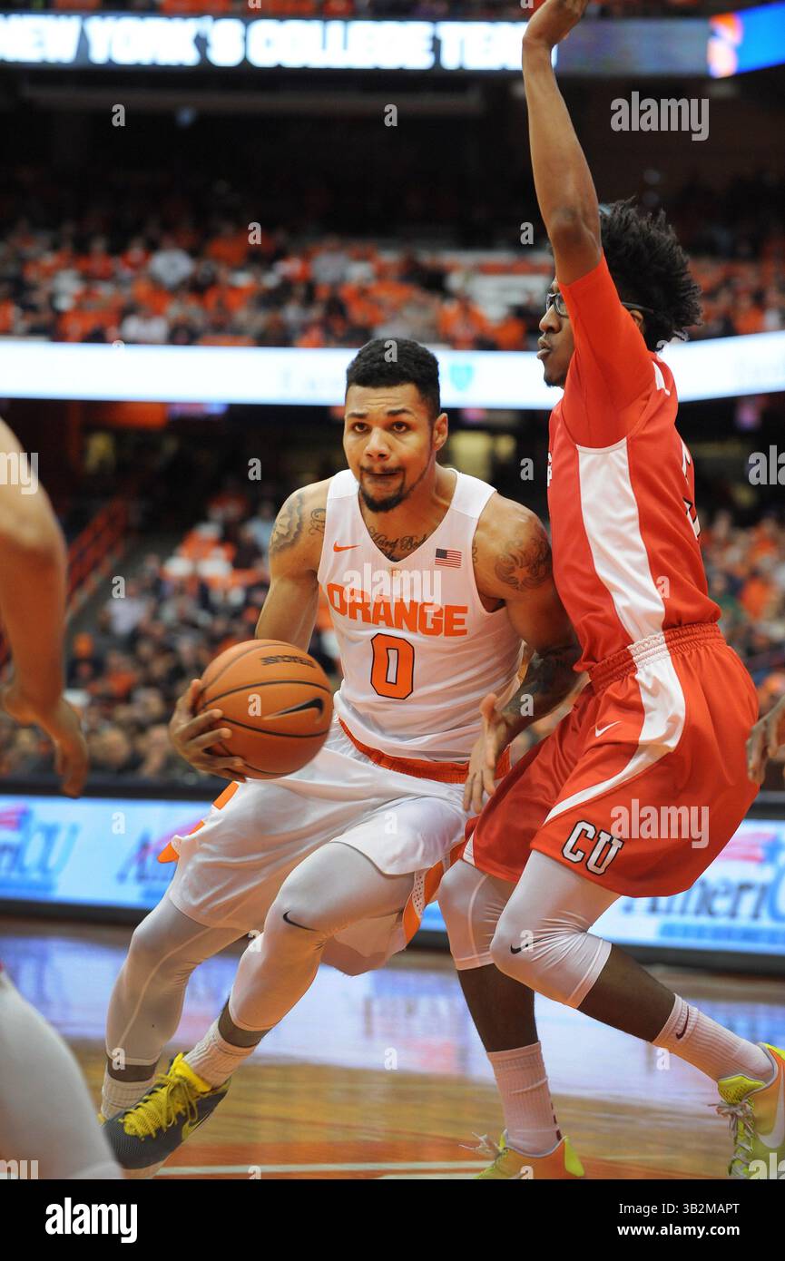 19. Dezember 2015: Syrakus Stürmer Michael Gbinije (0) fährt in der ersten Spielhälfte auf den Korb zu. Syracuse besiegte Cornell 67-46 im Carrier Dome in Syracuse, NY. Foto von Alan Schwartz/Cal Sport Media (Kreditbild: © Alan Schwartz/CSM via ZUMA Wire) Stockfoto