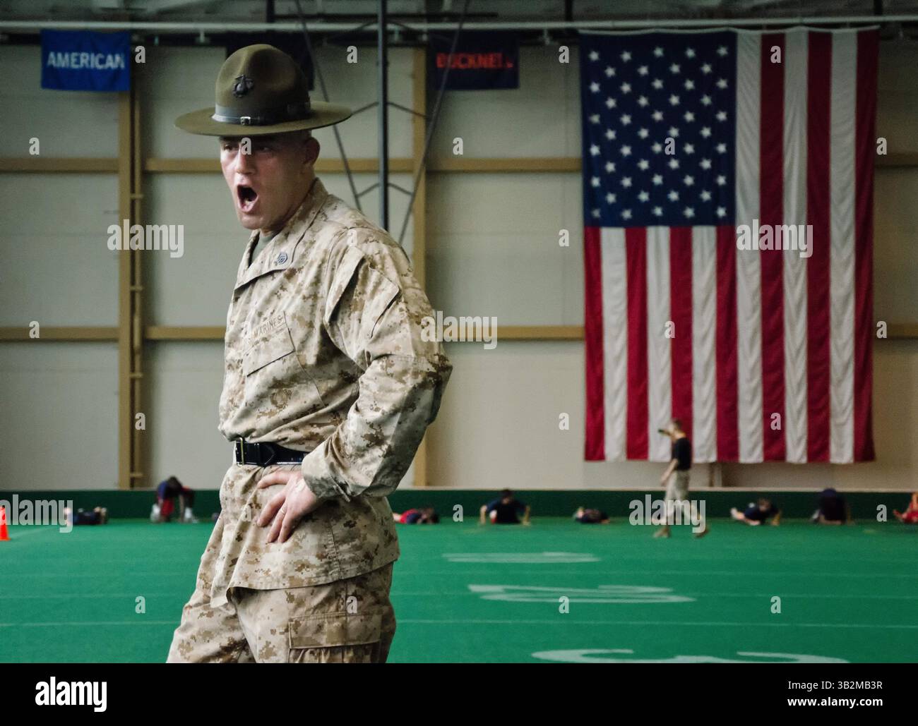 14. Mai 2013 - Annapolis, Maryland, Vereinigte Staaten von Amerika - Dale R. Barbittas motiviert Rekruten der Rekrutierungsstation Baltimore während körperlicher Trainingstests an der US Naval Academy am 14. Mai 2013 in Annapolis, MD. (Foto: © CPL. Bryan Nygaard/Planet Pix via ZUMA Wire) Stockfoto