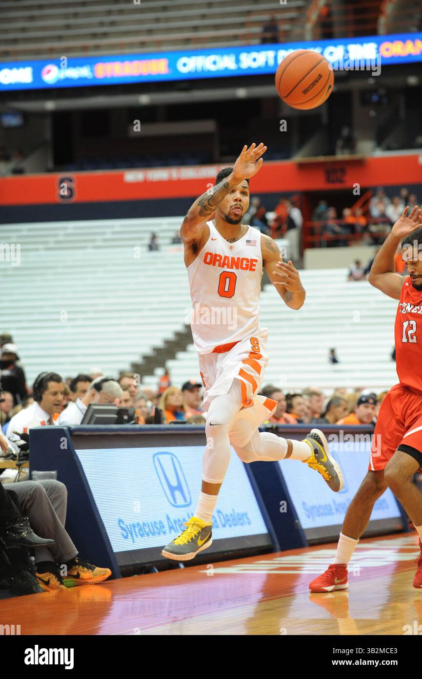 19. Dezember 2015: Syracuse Stürmer Michael Gbinije (0) übergibt den Ball in der ersten Spielhälfte, als Syracuse Cornell 67-46 im Carrier Dome in Syracuse, NY, besiegte. Foto von Alan Schwartz/Cal Sport Media (Kreditbild: © Alan Schwartz/CSM via ZUMA Wire) Stockfoto