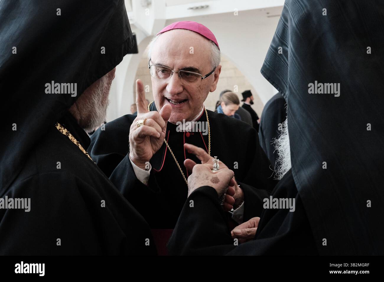 21. Dezember 2015 – Jerusalem, Israel – Vatikanbotschafter GIUSEPPE LAZZAROTTO (C), trifft sich in der Blausteinhalle im Shimshon-Zentrum mit christlichen Kirchenführern. Der israelische Torismusminister Levin veranstaltete einen Vorweihnachtsempfang für Führer der christlichen Gemeinden und Kirchen in Israel im Shimshon Center, Beit Shmuel, in Jerusalem. (Bild: © Nir Alon via ZUMA Wire) Stockfoto