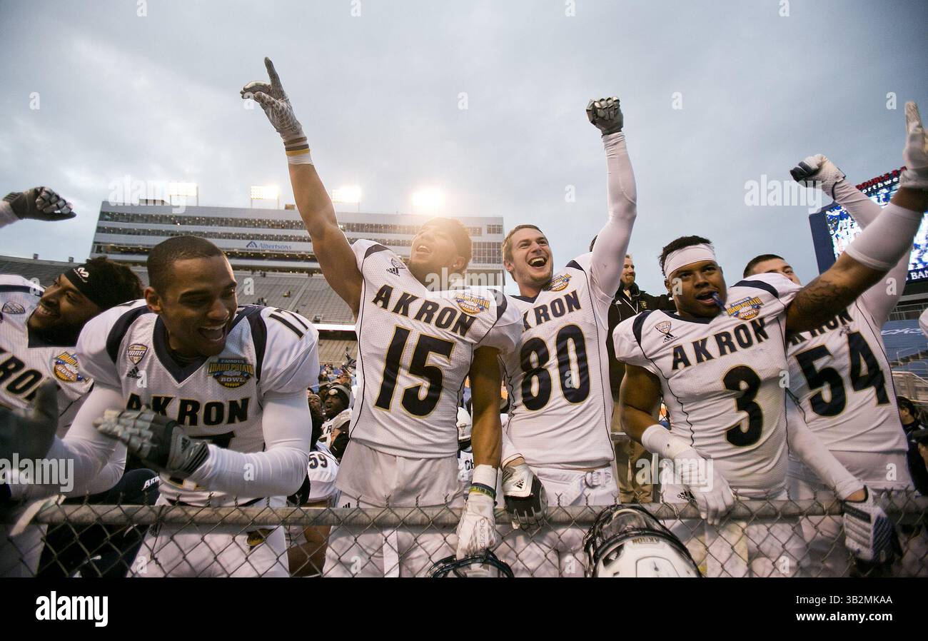 22. Dezember 2015 - Boise, ID, USA - Akron feiert am Dienstag, den 22. Dezember 2015, den berühmten Idaho Potato Bowl gegen Utah State im Albertsons Stadium in Boise, Idaho. (Bild: © Kyle Green/TNS via ZUMA Wire) Stockfoto