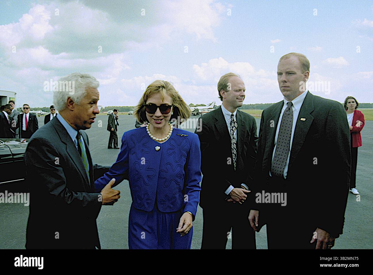 Mai 2015 - Richmond, Virginia, Vereinigte Staaten von Amerika - Richmond, Virginia 10-16-1992.Präsidentschaftskandidat Gouverneur William Clinton (D-AR) und seine Frau Hillary Clinton und Douglas Wilder aus Virginia kommen am Tag nach der letzten Town Hall-Debatte an der University of VA an. Credit: Mark Reinstein (Credit Image: © Mark Reinstein via ZUMA Wire) Stockfoto