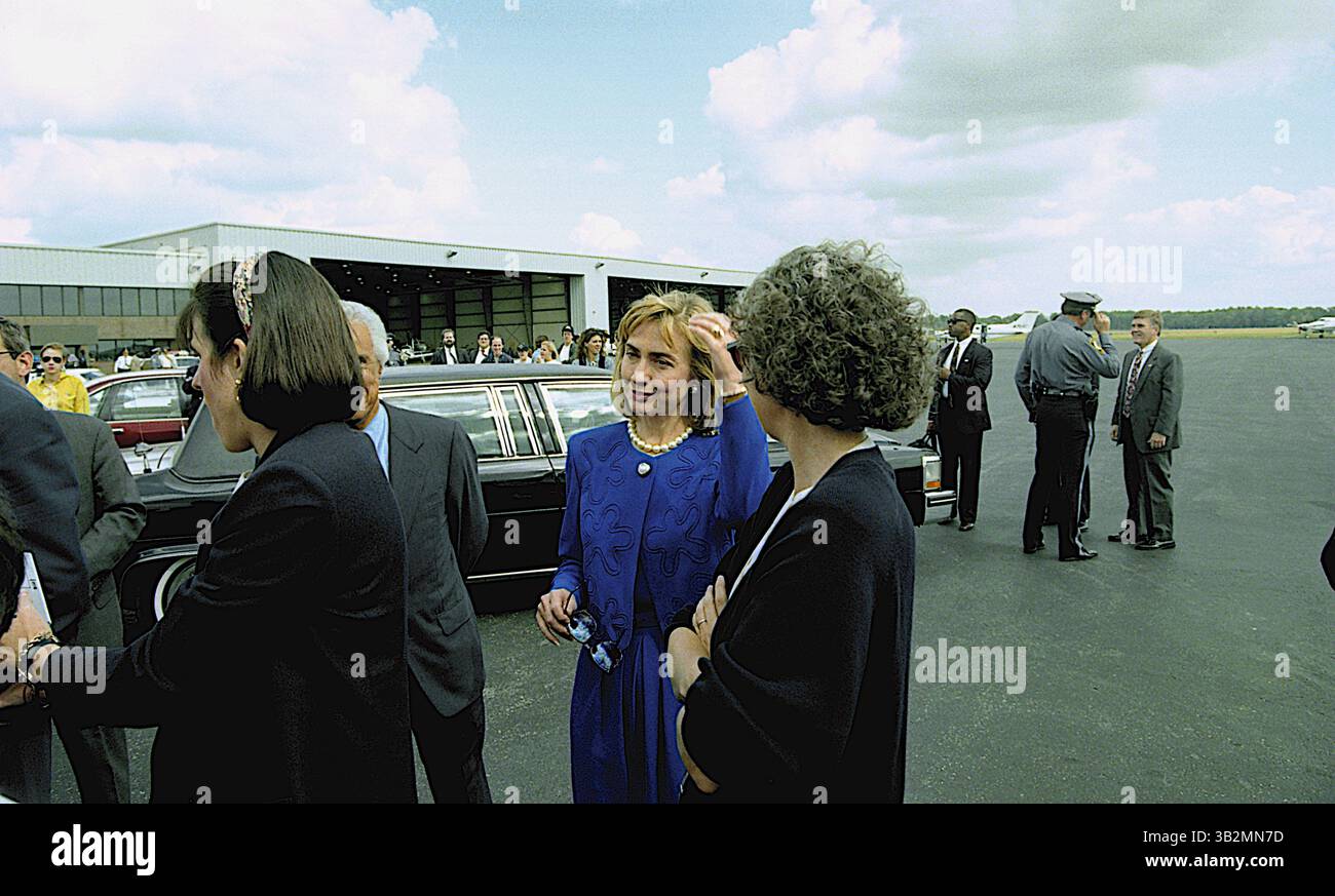 Mai 2015 - Richmond, Virginia, Vereinigte Staaten von Amerika - Richmond, Virginia 10-16-1992.Präsidentschaftskandidat Gouverneur William Clinton (D-AR) und seine Frau Hillary Clinton und Douglas Wilder aus Virginia kommen am Tag nach der letzten Town Hall-Debatte an der University of VA an. Credit: Mark Reinstein (Credit Image: © Mark Reinstein via ZUMA Wire) Stockfoto