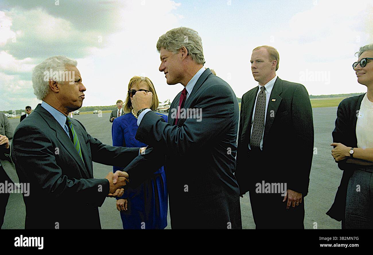 Mai 2015 - Richmond, Virginia, Vereinigte Staaten von Amerika - Richmond, Virginia 10-16-1992.Präsidentschaftskandidat Gouverneur William Clinton (D-AR) und seine Frau Hillary Clinton und Douglas Wilder aus Virginia kommen am Tag nach der letzten Town Hall-Debatte an der University of VA an. Credit: Mark Reinstein (Credit Image: © Mark Reinstein via ZUMA Wire) Stockfoto