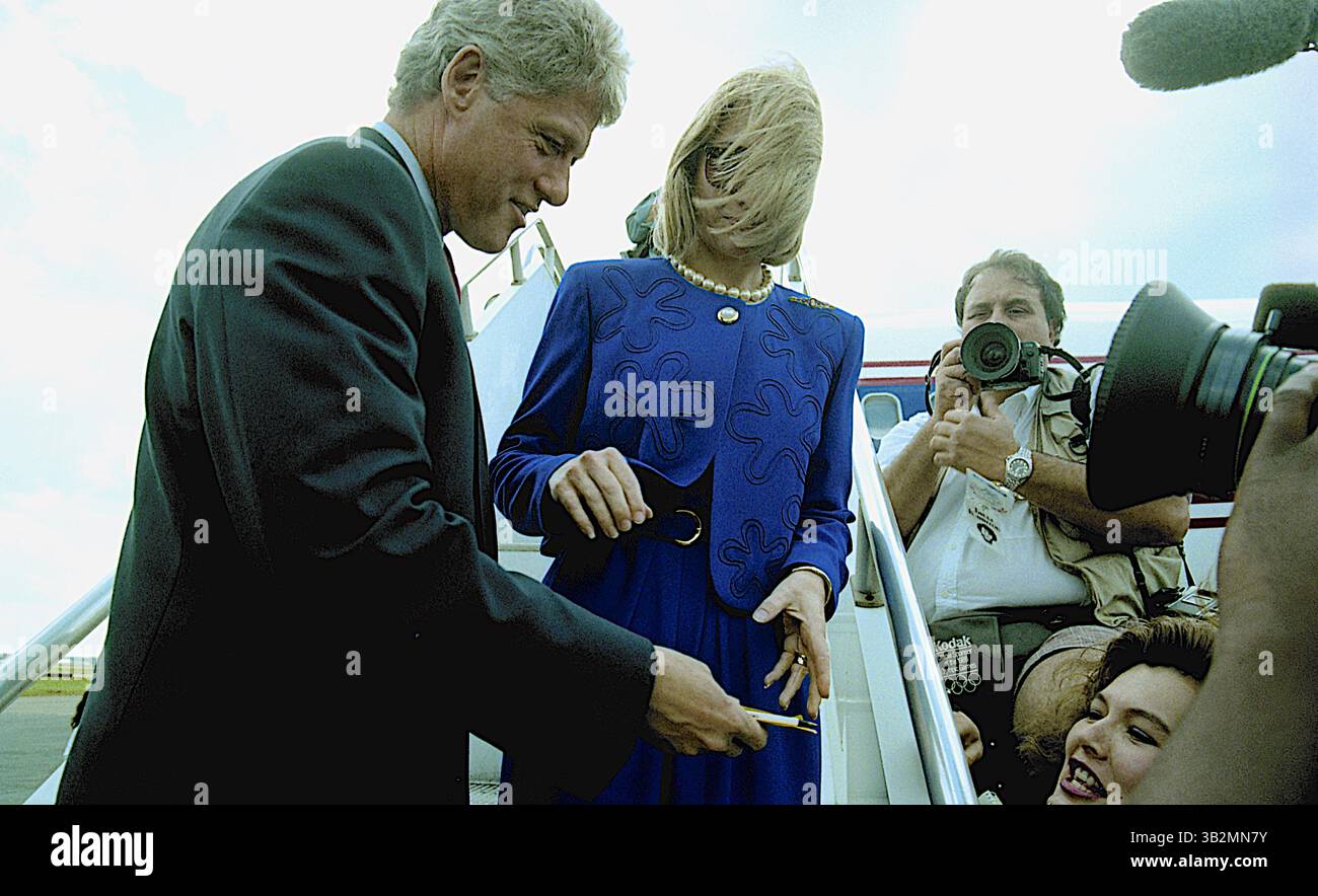 Mai 2015 - Richmond, Virginia, Vereinigte Staaten von Amerika - Richmond, Virginia 10-16-1992.Präsidentschaftskandidat Gouverneur William Clinton (D-AR) und seine Frau Hillary Clinton und Douglas Wilder aus Virginia kommen am Tag nach der letzten Town Hall-Debatte an der University of VA an. Credit: Mark Reinstein (Credit Image: © Mark Reinstein via ZUMA Wire) Stockfoto