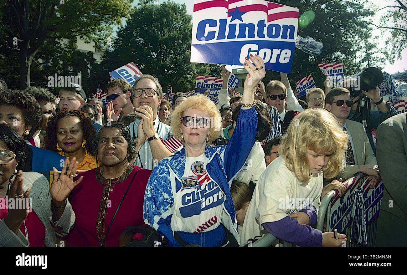 Mai 2015 - Richmond, Virginia, Vereinigte Staaten von Amerika - Richmond, Virginia 10-16-1992.Clinton Supporters am Flughafen Richmond Virginia..Credit: Mark Reinstein (Kreditbild: © Mark Reinstein via ZUMA Wire) Stockfoto