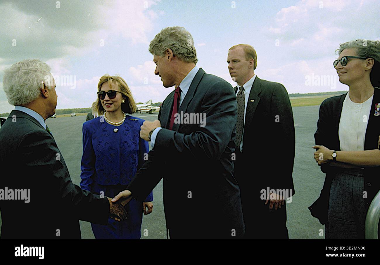 Mai 2015 - Richmond, Virginia, Vereinigte Staaten von Amerika - Richmond, Virginia 10-16-1992.Präsidentschaftskandidat Gouverneur William Clinton (D-AR) und seine Frau Hillary Clinton und Douglas Wilder aus Virginia kommen am Tag nach der letzten Town Hall-Debatte an der University of VA an. Credit: Mark Reinstein (Credit Image: © Mark Reinstein via ZUMA Wire) Stockfoto