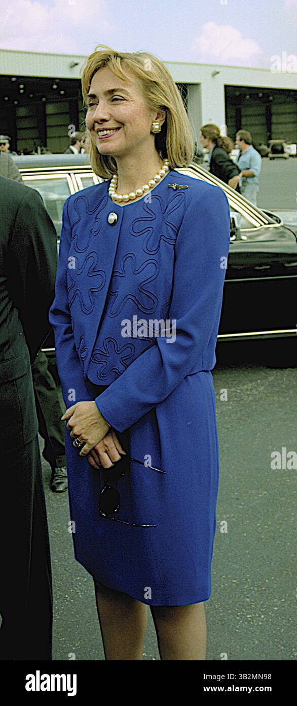 Mai 2015 - Richmond, Virginia, Vereinigte Staaten von Amerika - Richmond, Virginia 10-16-1992.Präsidentschaftskandidat Gouverneur William Clinton (D-AR) und seine Frau Hillary Clinton und Douglas Wilder aus Virginia kommen am Tag nach der letzten Town Hall-Debatte an der University of VA an. Credit: Mark Reinstein (Credit Image: © Mark Reinstein via ZUMA Wire) Stockfoto