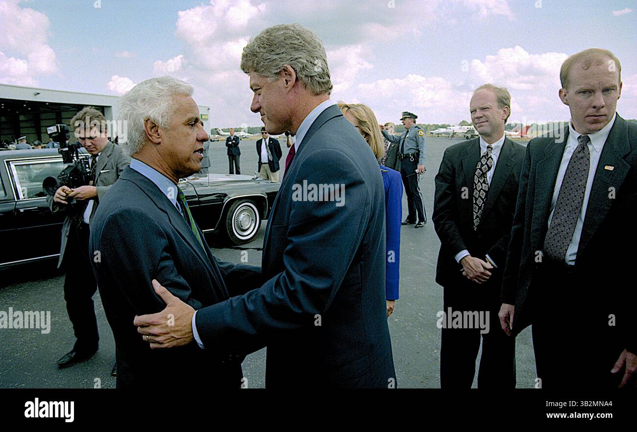 Mai 2015 - Richmond, Virginia, Vereinigte Staaten von Amerika - Richmond, Virginia 10-16-1992.Präsidentschaftskandidat Gouverneur William Clinton (D-AR) und seine Frau Hillary Clinton und Douglas Wilder aus Virginia kommen am Tag nach der letzten Town Hall-Debatte an der University of VA an. Credit: Mark Reinstein (Credit Image: © Mark Reinstein via ZUMA Wire) Stockfoto