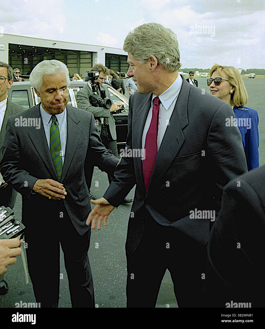 Mai 2015 - Richmond, Virginia, Vereinigte Staaten von Amerika - Richmond, Virginia 10-16-1992.Präsidentschaftskandidat Gouverneur William Clinton (D-AR) und seine Frau Hillary Clinton und Douglas Wilder aus Virginia kommen am Tag nach der letzten Town Hall-Debatte an der University of VA an. Credit: Mark Reinstein (Credit Image: © Mark Reinstein via ZUMA Wire) Stockfoto