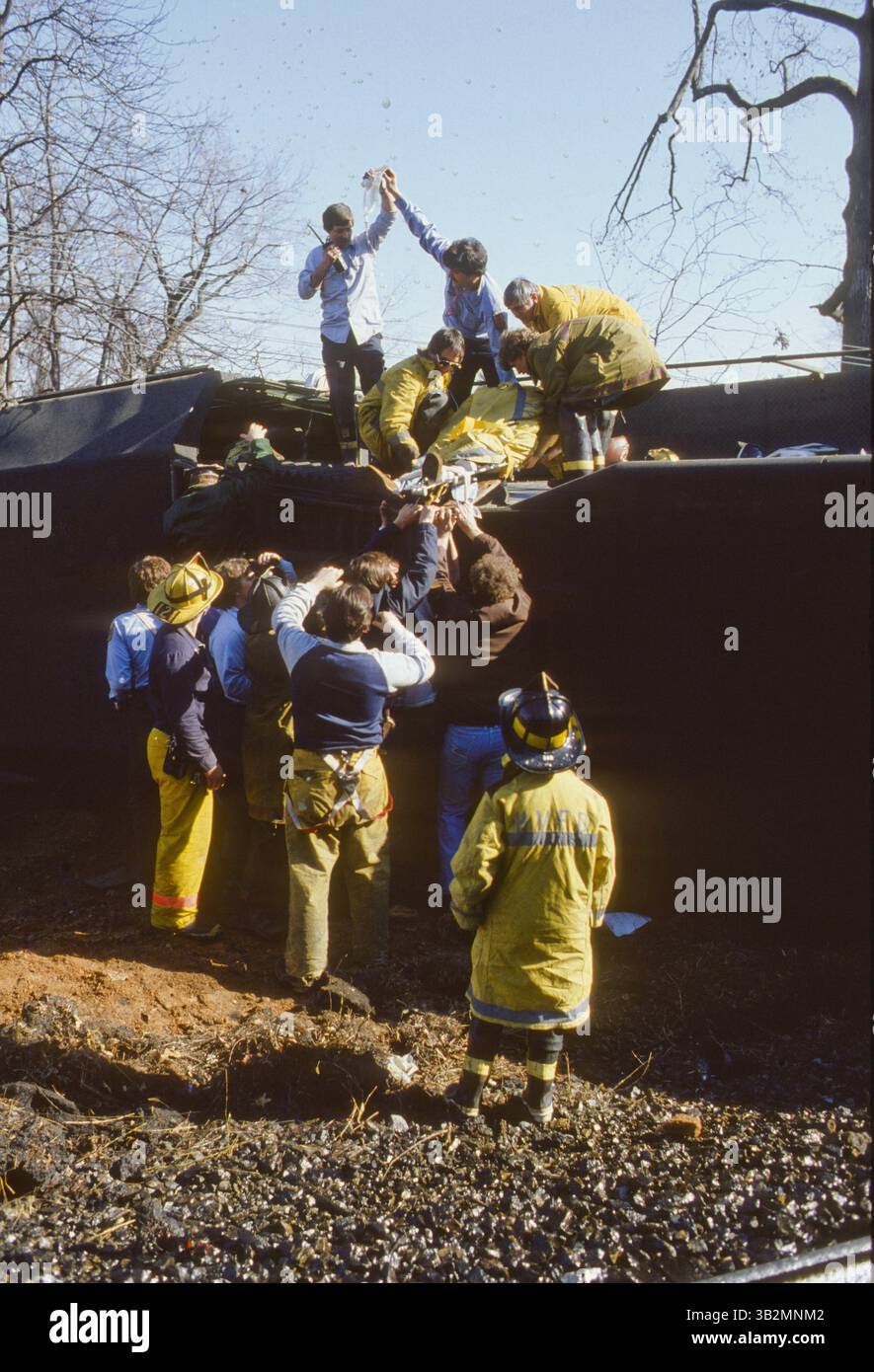 19. August 2015: Hyattstown, Maryland, Vereinigte Staaten von Amerika, Hyattstown, Maryland. 1978.Montgomery County, Maryland Ersthelfer entfernen den verletzten Ingenieur aus dem entgleisten Zug, der Feuer fing, und tragen ihn zu einem wartenden Maryland State Police Hubschrauber für den Flug in das Traumazentrum Krankenhaus. . Abbildung: Mark Reinstein (Bild: © Mark Reinstein via ZUMA Wire) Stockfoto