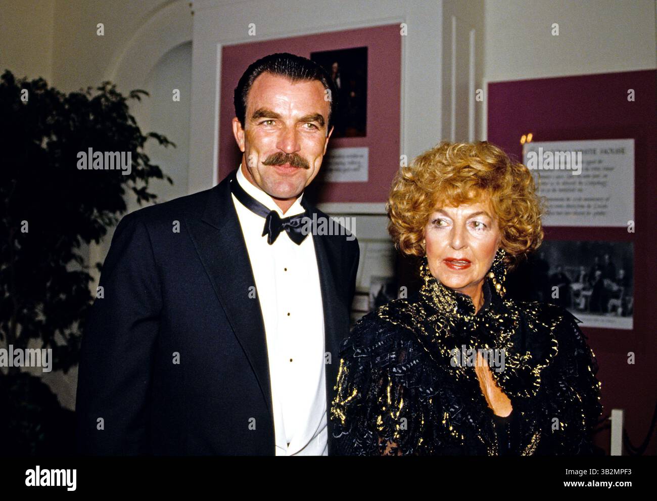 November 1988 - Washington, District of Columbia, Vereinigte Staaten von Amerika - Schauspieler Tom Selleck und seine Mutter, Frau Robert D. Selleck, SR (Martha), treffen am 16. November 1988 im Weißen Haus zum offiziellen Abendessen zu Ehren der britischen Premierministerin Margaret Thatcher in Washington, DC ein. Credit: Ron Sachs / CNP (Credit Image: © Ron Sachs/CNP via ZUMA Wire) Stockfoto