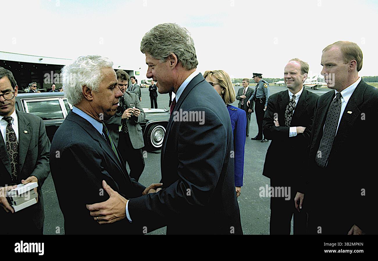 Mai 2015 - Richmond, Virginia, Vereinigte Staaten von Amerika - Richmond, Virginia 10-16-1992.Präsidentschaftskandidat Gouverneur William Clinton (D-AR) und seine Frau Hillary Clinton und Douglas Wilder aus Virginia kommen am Tag nach der letzten Town Hall-Debatte an der University of VA an. Credit: Mark Reinstein (Credit Image: © Mark Reinstein via ZUMA Wire) Stockfoto