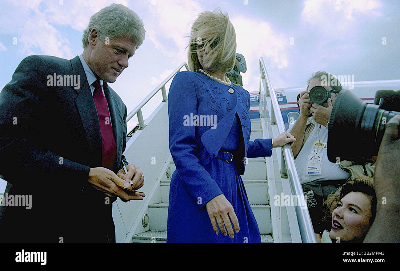 Mai 2015 - Richmond, Virginia, Vereinigte Staaten von Amerika - Richmond, Virginia 10-16-1992.Präsidentschaftskandidat Gouverneur William Clinton (D-AR) und seine Frau Hillary Clinton und Douglas Wilder aus Virginia kommen am Tag nach der letzten Town Hall-Debatte an der University of VA an. Credit: Mark Reinstein (Credit Image: © Mark Reinstein via ZUMA Wire) Stockfoto
