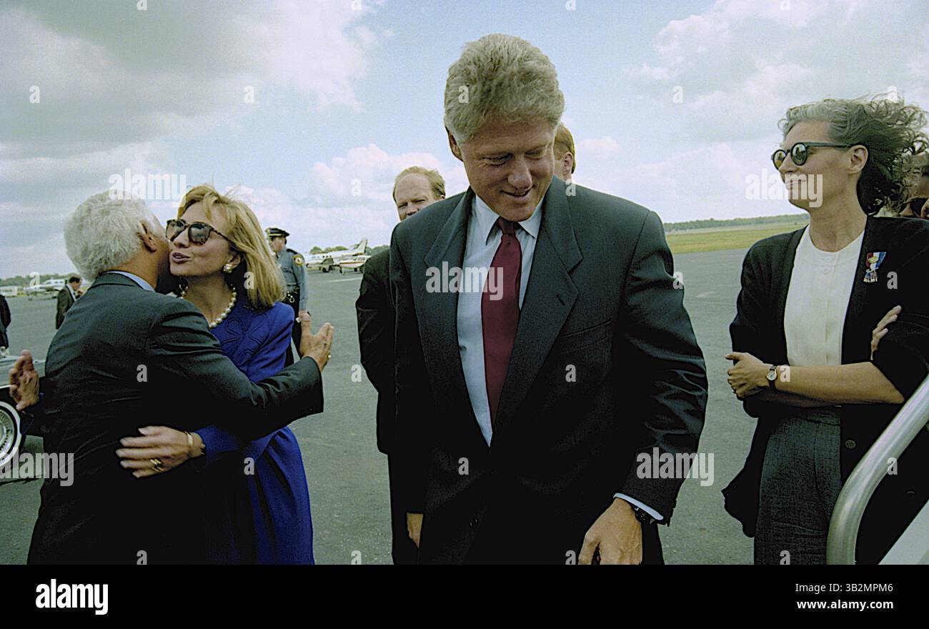 Mai 2015 - Richmond, Virginia, Vereinigte Staaten von Amerika - Richmond, Virginia 10-16-1992.Präsidentschaftskandidat Gouverneur William Clinton (D-AR) und seine Frau Hillary Clinton und Douglas Wilder aus Virginia kommen am Tag nach der letzten Town Hall-Debatte an der University of VA an. Credit: Mark Reinstein (Credit Image: © Mark Reinstein via ZUMA Wire) Stockfoto