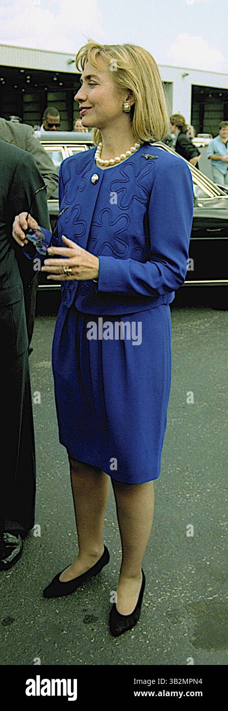 Mai 2015 - Richmond, Virginia, Vereinigte Staaten von Amerika - Richmond, Virginia 10-16-1992.Präsidentschaftskandidat Gouverneur William Clinton (D-AR) und seine Frau Hillary Clinton und Douglas Wilder aus Virginia kommen am Tag nach der letzten Town Hall-Debatte an der University of VA an. Credit: Mark Reinstein (Credit Image: © Mark Reinstein via ZUMA Wire) Stockfoto