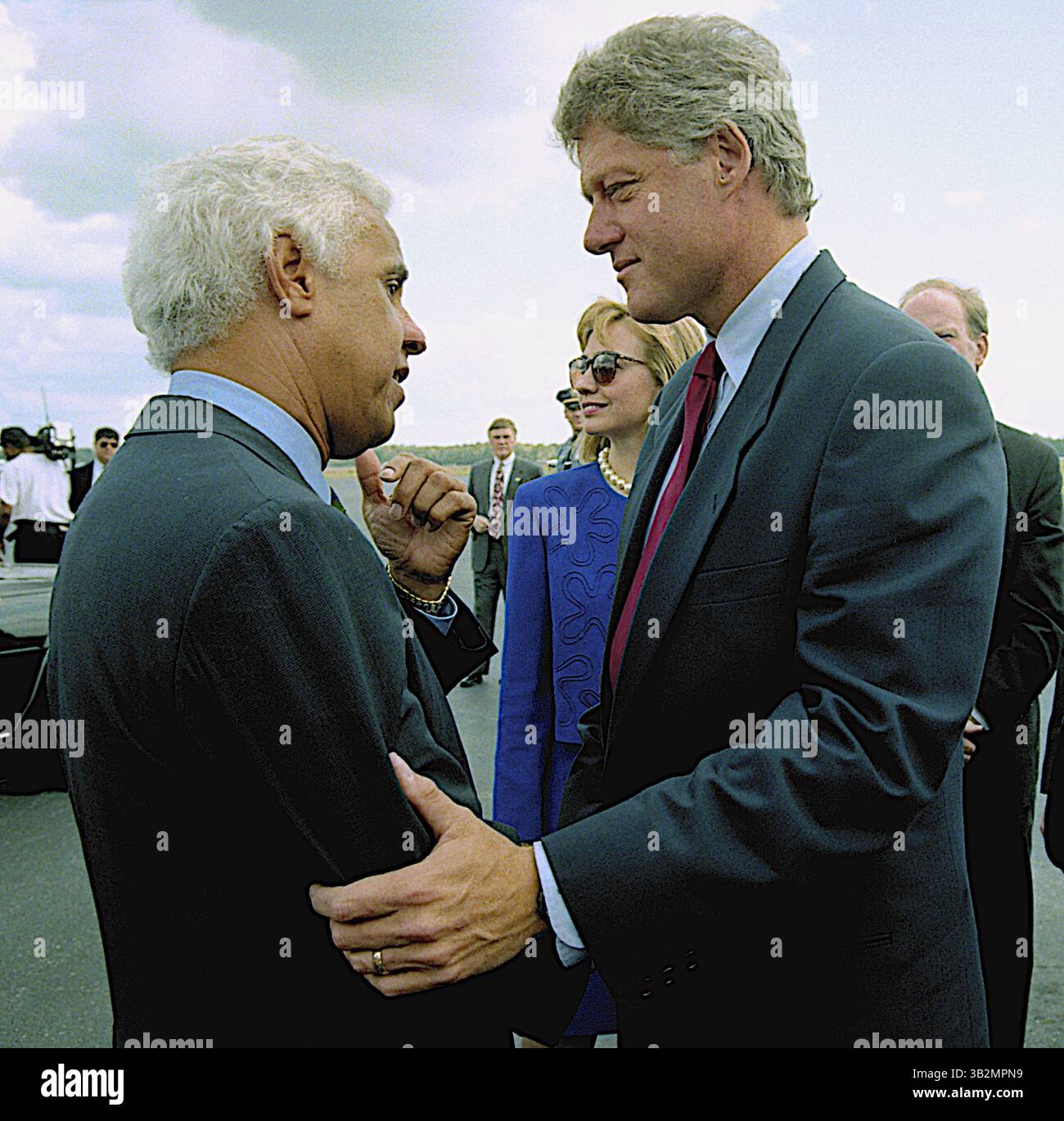 Mai 2015 - Richmond, Virginia, Vereinigte Staaten von Amerika - Richmond, Virginia 10-16-1992.Präsidentschaftskandidat Gouverneur William Clinton (D-AR) und seine Frau Hillary Clinton und Douglas Wilder aus Virginia kommen am Tag nach der letzten Town Hall-Debatte an der University of VA an. Credit: Mark Reinstein (Credit Image: © Mark Reinstein via ZUMA Wire) Stockfoto