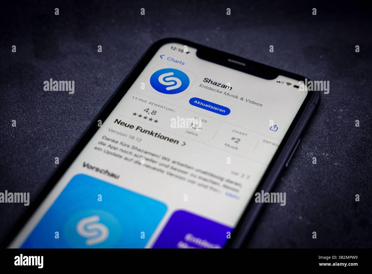 Apple App Store auf einem iPhone. Apps Charts kostenlos. Shazam Entdecke Musik & Videos. // 20.04.2025 *** Apple App Store auf einem iPhone Apps Charts kostenlos Shazam Discover Music Videos 20 04 2025 Stockfoto