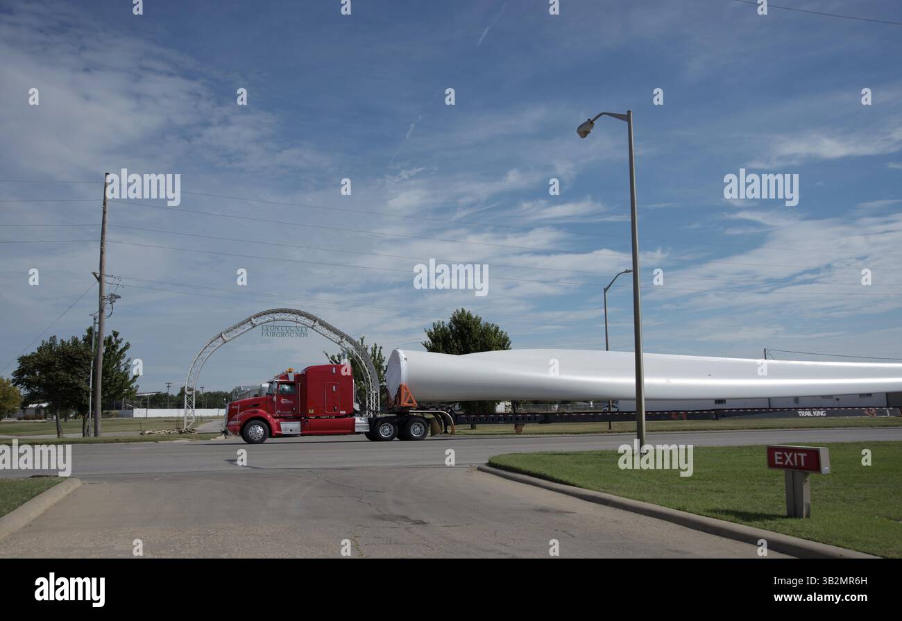 September 2015 - Emporia, Kansas, Vereinigte Staaten von Amerika - Emporia, Kansas 9-24-2015. Das Rotorblatt der Windenergieanlage wird durch Emporia, Kansas, vom BNSF-Bahnbahnhof zum im Bau befindlichen Windpark im nahe gelegenen Waverly, Kansas, transportiert. . Abbildung: Mark Reinstein (Bild: © Mark Reinstein via ZUMA Wire) Stockfoto