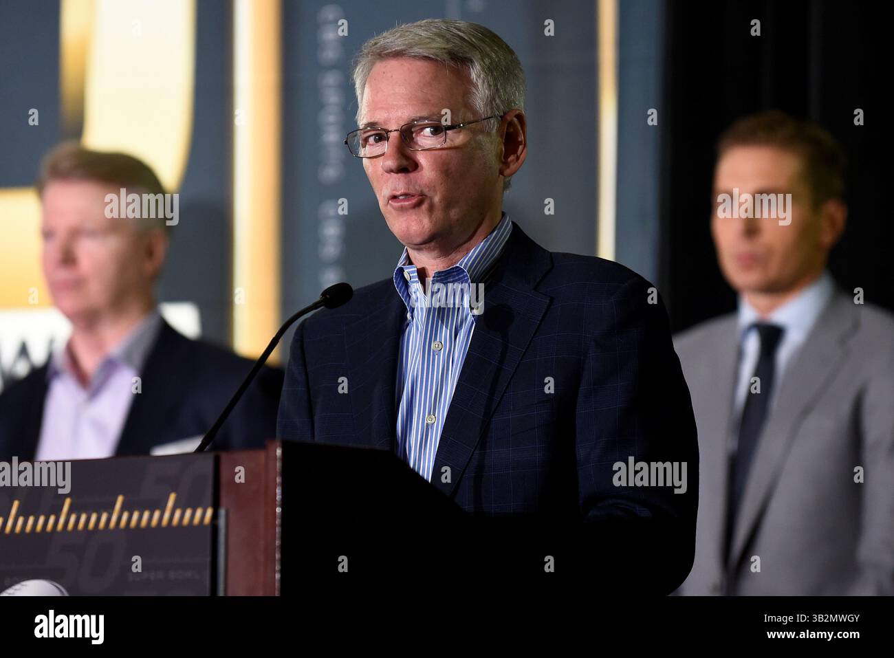 Montag, 1. Februar 2016: Sean McManus, Vorsitzender von CBS Sports, spricht mit Medienvertretern am Eröffnungstag der Pressekonferenzen für den National Football League Super Bowl 50 zwischen den Denver Broncos und den Carolina Panthers im Moscone Center in San Francisco, Kalifornien. Eric Canha/CSM(Bild: © Eric Canha/CSM via ZUMA Wire) Stockfoto