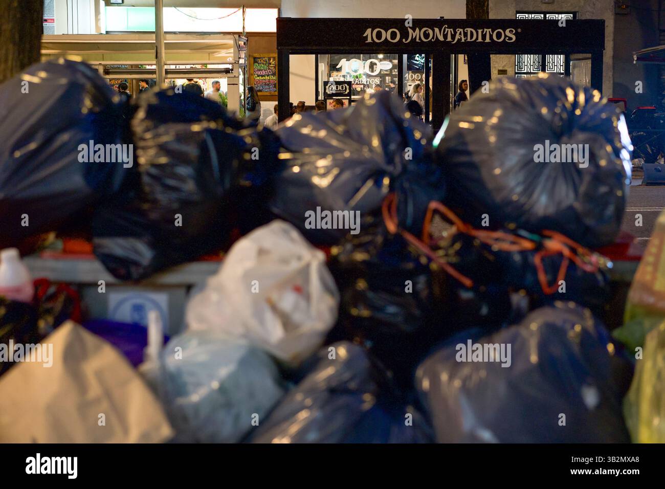 Der Streik der Müllarbeiter in Madrid dauerte 6 Tage bis Sonntag, den 27. April. Die Bewohner gingen nachts zu Barterrassen neben Müllsäcken. Stockfoto