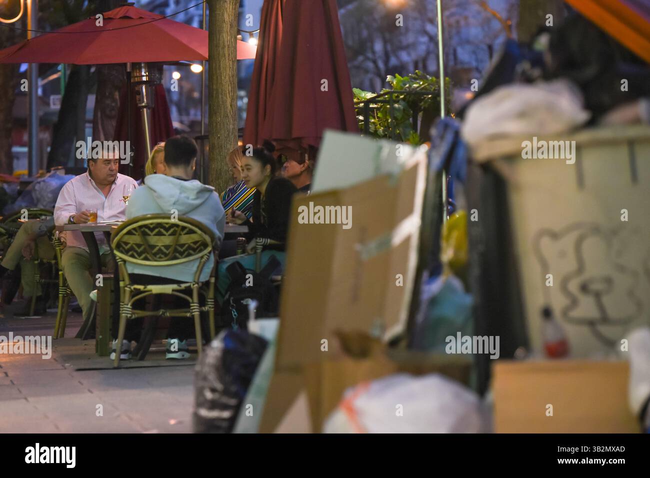 Der Streik der Müllarbeiter in Madrid dauerte 6 Tage bis Sonntag, den 27. April. Die Bewohner gingen nachts zu Barterrassen neben Müllsäcken. Stockfoto