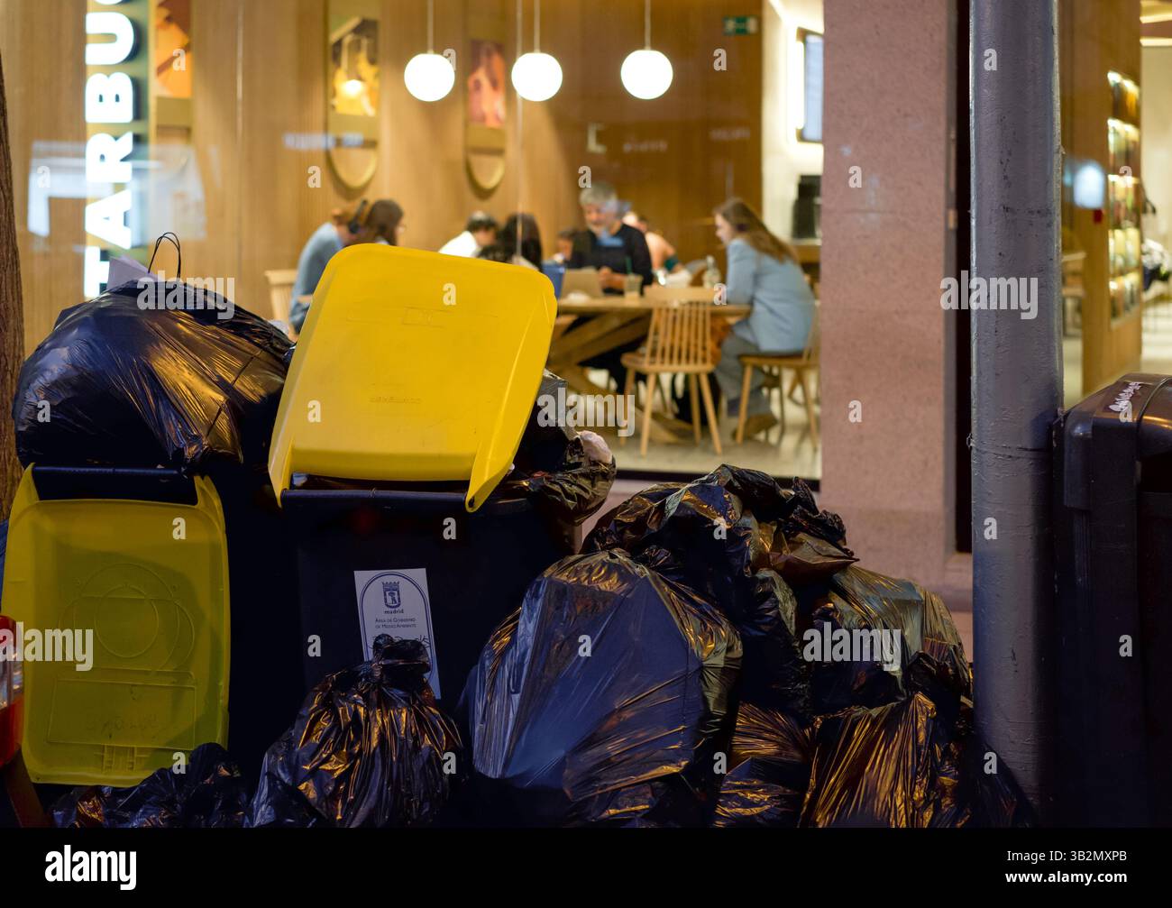 Der Streik der Müllarbeiter in Madrid dauerte 6 Tage bis Sonntag, den 27. April. Die Bewohner gingen nachts zu Barterrassen neben Müllsäcken. Stockfoto