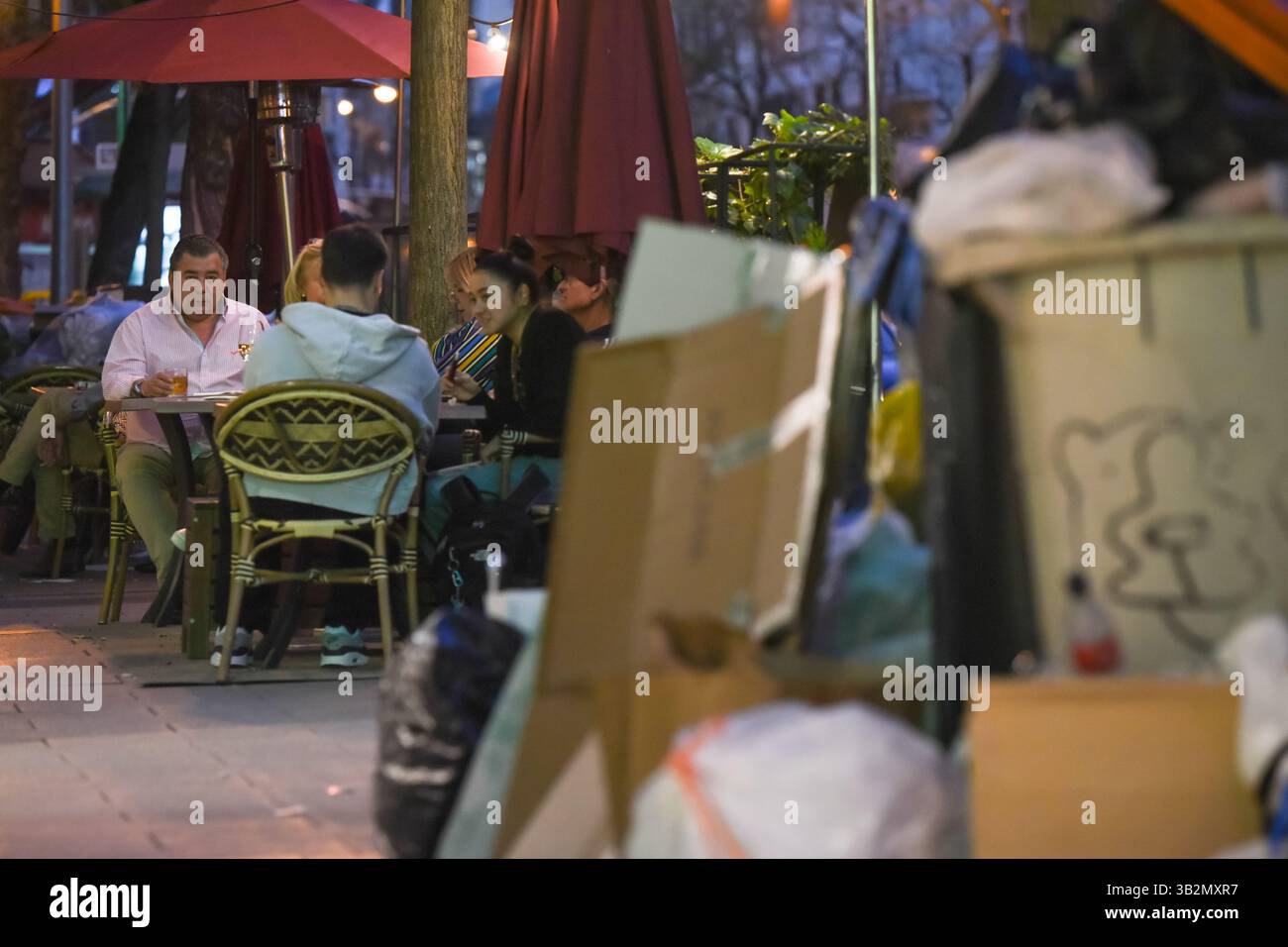 Der Streik der Müllarbeiter in Madrid dauerte 6 Tage bis Sonntag, den 27. April. Die Bewohner gingen nachts zu Barterrassen neben Müllsäcken. Stockfoto