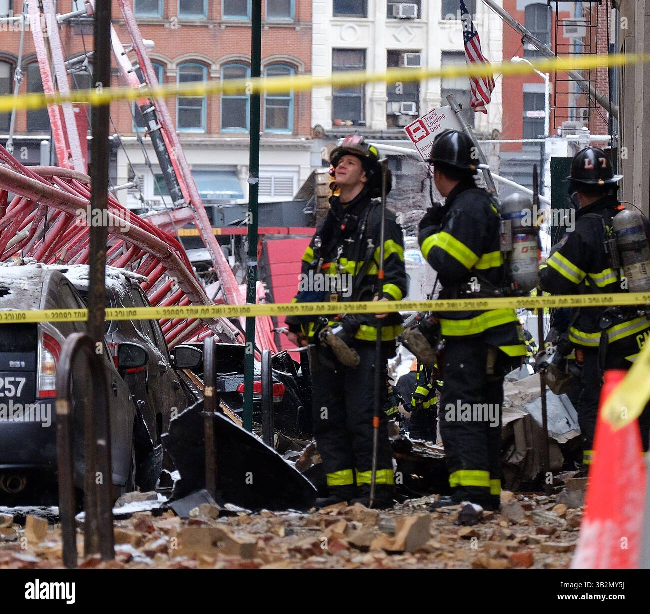5. Februar 2016 - New York City, NY, USA - Allgemeine Ansichten eines Kraneinsturzes, bei dem ein Kraner getötet und mehrere verletzt wurde, auf der Worth Street in Tribeca am 5. Februar 2016 in New York City (Credit Image: © Curtis Means/Ace Pictures via ZUMA Press) Stockfoto