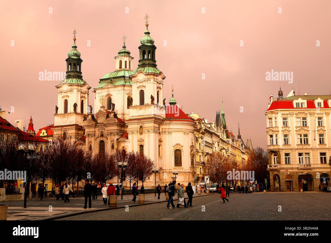 Kirche des Heiligen Nikolaus, unter bedecktem Himmel in Prag, Tschechien. Stockfoto