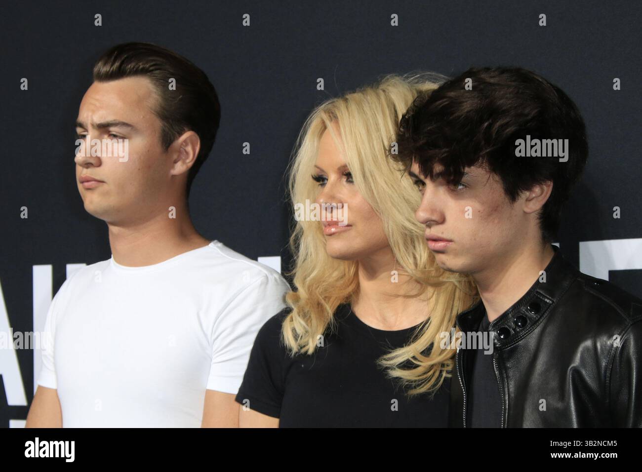Februar 2016 - Los Angeles, CA, USA - LOS ANGELES - Feb 10: Brandon Lee, Pamela Anderson, Dylan Lee im SAINT LAURENT at the Palladium at the Hollywood Palladium am 10. Februar 2016 in Los Angeles, CA Foto via Newscom (Credit Image: © hPa/Newscom via ZUMA Press) Stockfoto Februar 2016 - Los Angeles, CA, USA - LOS ANGELES - Feb 10: Brandon Lee, Pamela Anderson, Dylan Lee im SAINT LAURENT at the Palladium at the Hollywood Palladium am 10. Februar 2016 in Los Angeles, CA Foto via Newscom (Credit Image: © hPa/Newscom via ZUMA Press) Stockfoto
