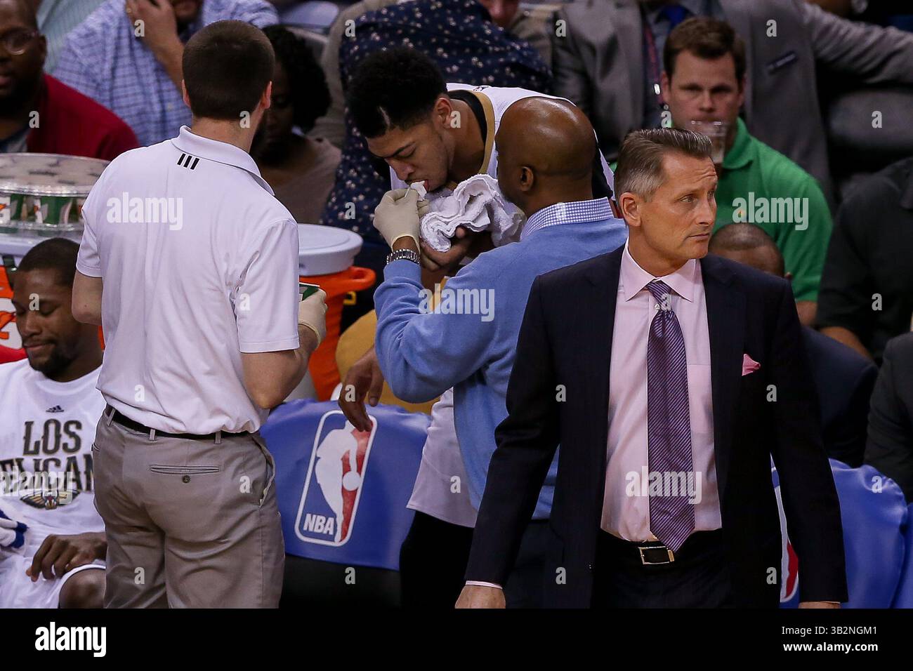 März 2016: Anthony Davis (23), der Stürmer der New Orleans Pelicans, wird im Smoothie King Center in New Orleans, LA, vom San Antonio Spurs Center Tim Duncan (21) mit blutiger Lippe in die Umkleiderei gebracht. Stephen Lew/CSM(Bild: © Stephen Lew/CSM via ZUMA Wire) Stockfoto