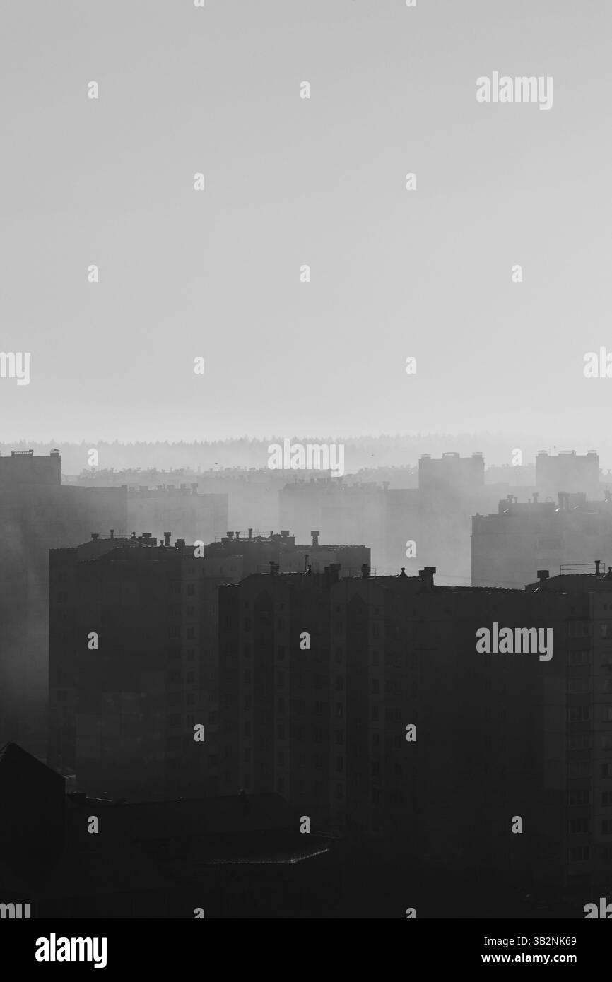 Urbane Landschaft. Eine Wolke ist über die Stadt gefallen. Stockfoto