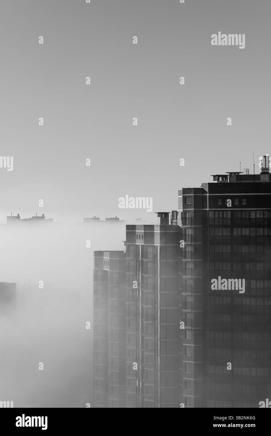 Urbane Landschaft. Eine Wolke ist über die Stadt gefallen. Stockfoto
