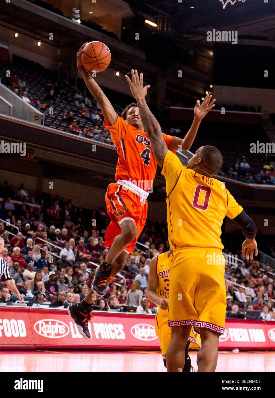 März 2016 Los Angeles, KALIFORNIEN Oregon State Guard (4) Derrick Bruce fährt während des Spiels zwischen den Oregon State Beavers gegen die USC Trojans im Galen Center in Los Angeles, Kalifornien, zum Korb. Oregon State wurde von USC 81 bis 70 besiegt. (Obligatorischer Kredit: Juan Lainez / MarinMedia / Cal Sport Media)(Kredit Bild: © Juan Lainez / Marinmedia / CSM/CSM via ZUMA Wire) Stockfoto