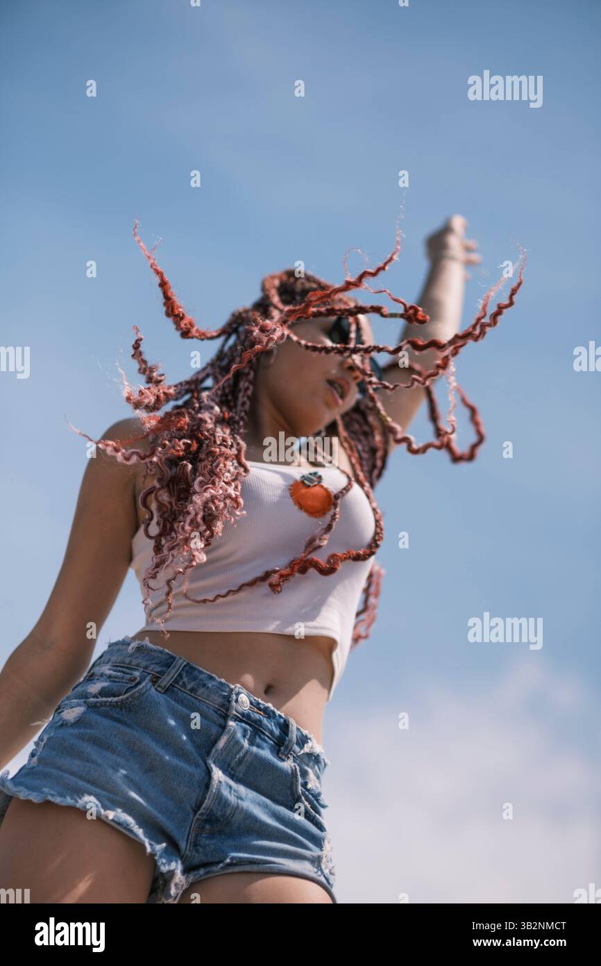 Tanzt frei in der Wärme der Sonne Stockfoto