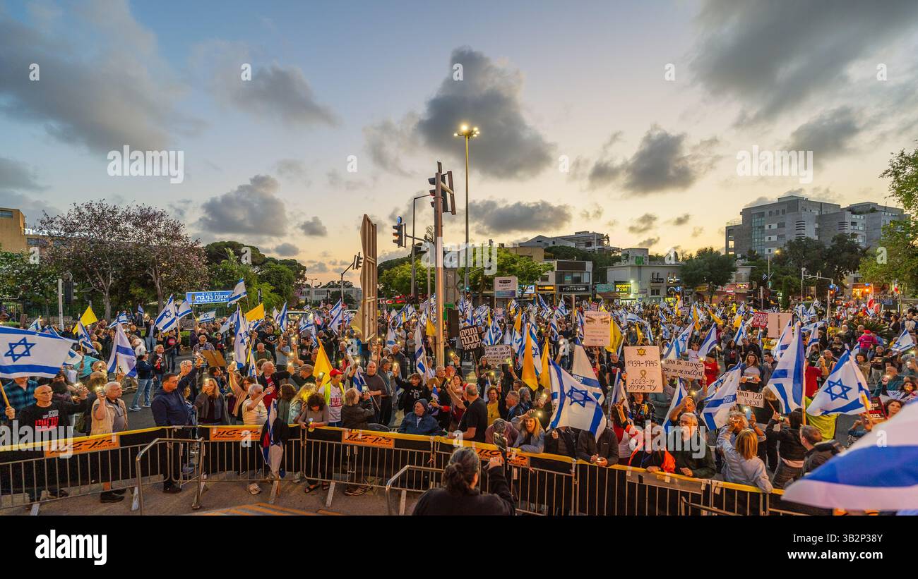 Haifa, Israel - 26. April 2025: Menschenmenge mit verschiedenen Schildern und Fahnen nimmt an einer Protestkundgebung Teil, die zum Ende des Krieges, zur Vollendung des h Stockfoto