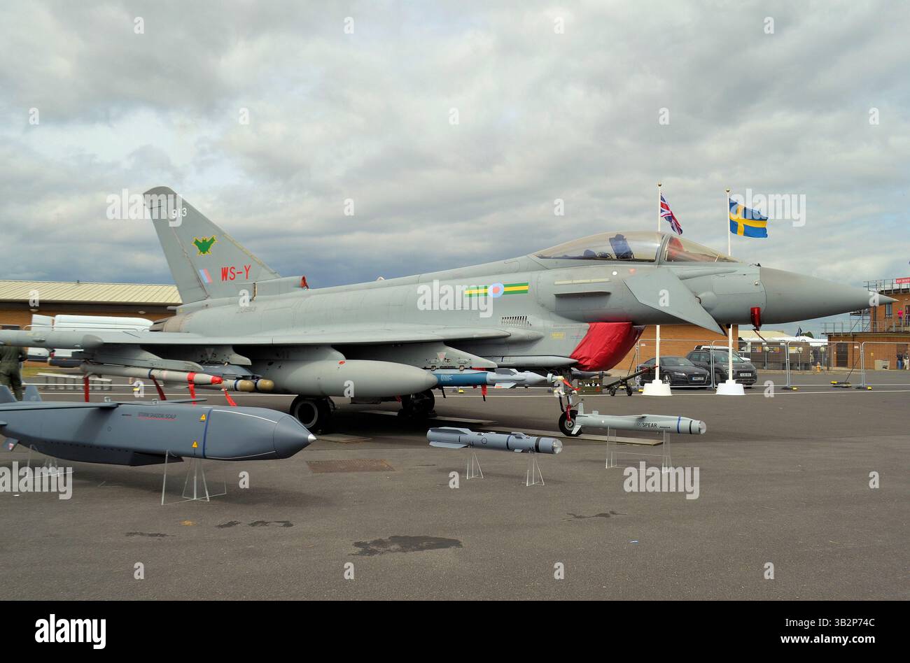 Ein Eurofighter-Taifun FGR.4 auf statischer Anzeige bei RIAT mit einer Reihe von Waffen Stockfoto